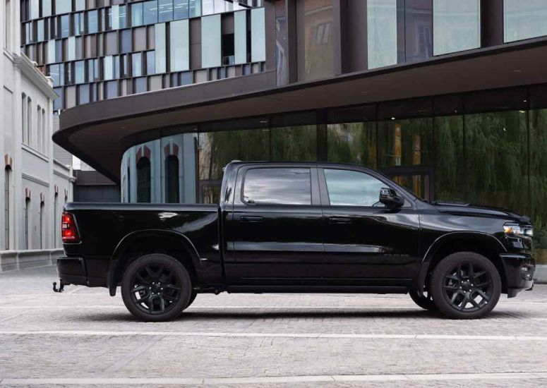 Ram 1500 Laramie Night Edition lateral