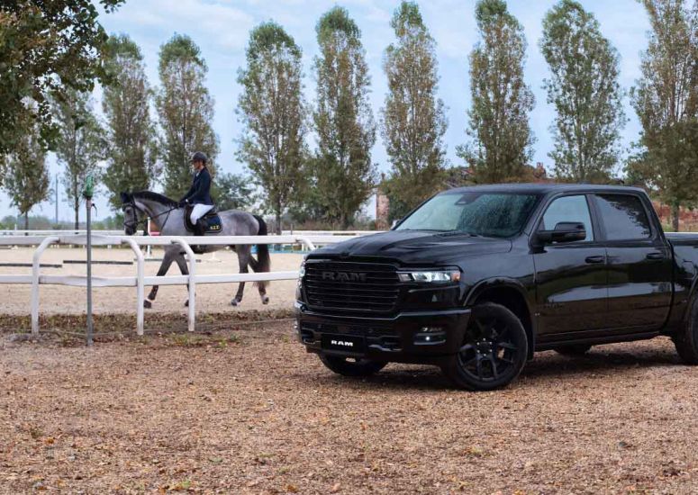Ram 1500 Laramie Night Edition en caballeriza