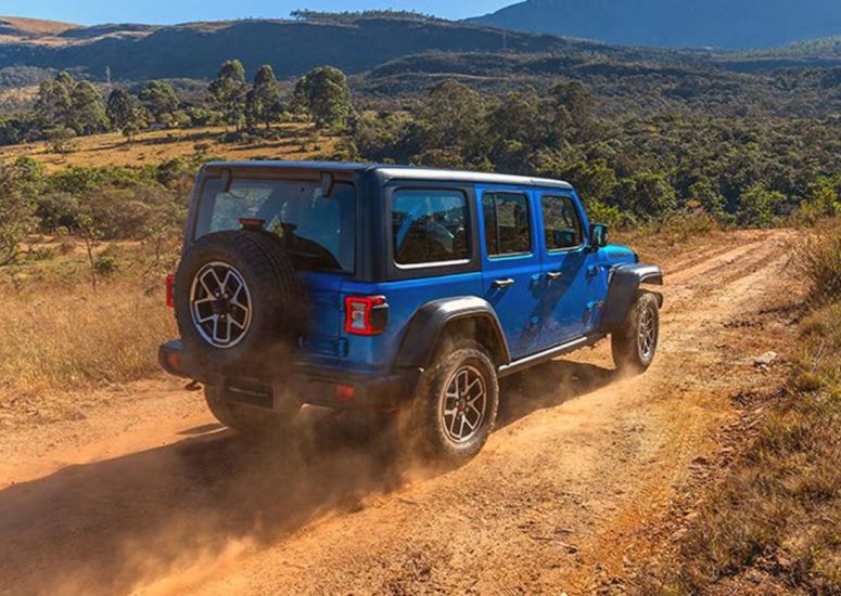 Jeep Wrangler exterior desde atras offroad