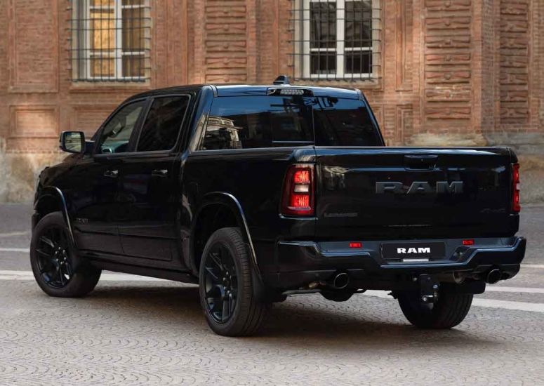 Ram 1500 Laramie Night Edition trasera tres cuartos